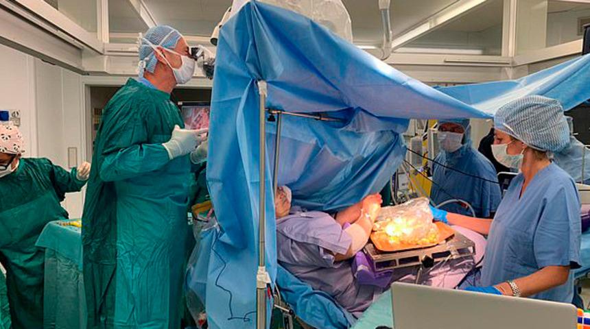 Beyin ameliyatı sırasında dolma yaptı