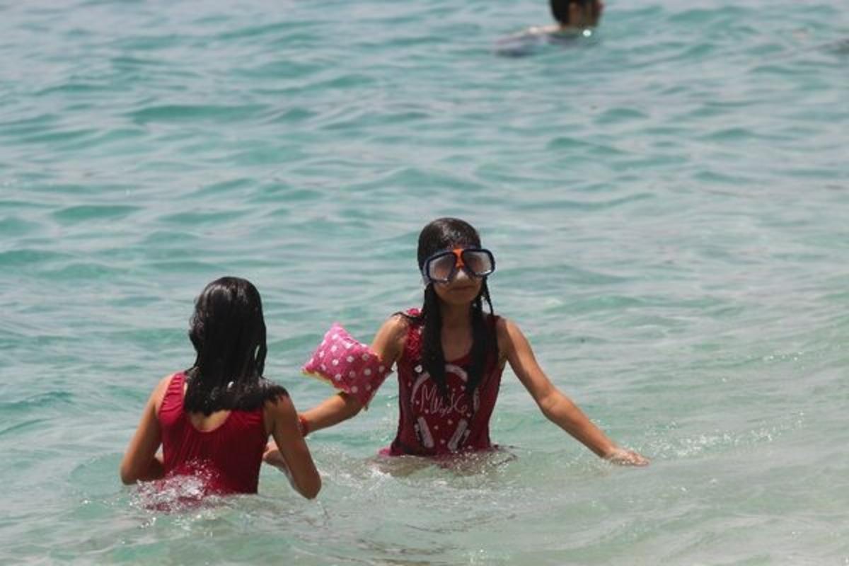 Sıcak havayı fırsat bilen soluğu plajda aldı