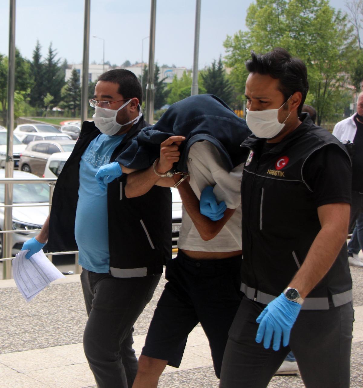 Esrarla yakalanan oğlunun y&uuml;z&uuml;n&uuml; gizleyip, '&Ccedil;ekmeyin, ne olmuş' dedi