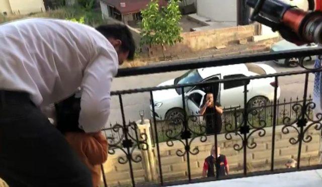 Başı balkon demirlerine sıkışan minik kızı itfaiye kurtardı