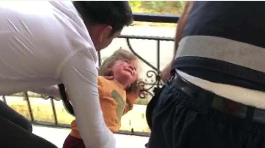 Başı balkon demirlerine sıkışan minik kızı itfaiye kurtardı