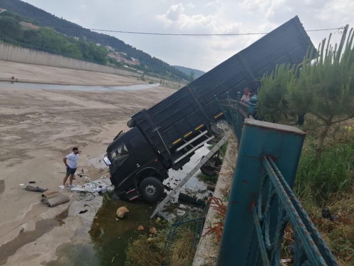 Kamyon, Kocabaş &Ccedil;ayı&rsquo;na u&ccedil;tu