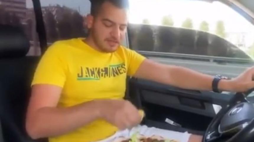 Batuhan Dura bu sefer direksiyonda bir tepsi çiğ köfte yedi