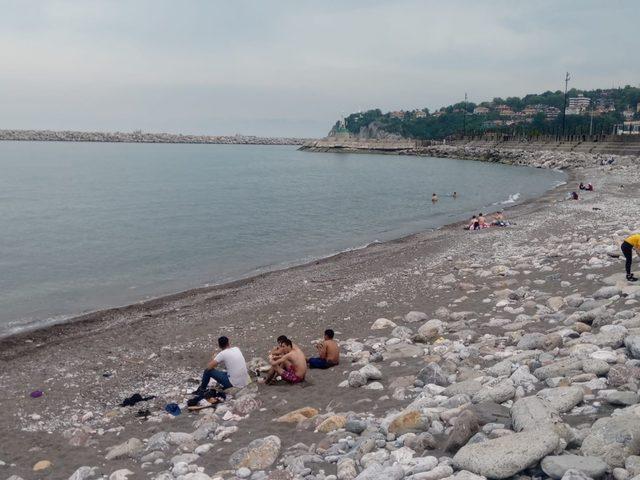 Güzel havanın tadını denize girerek piknik yaparak çıkardılar