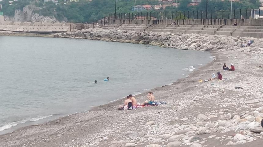 Güzel havanın tadını denize girerek piknik yaparak çıkardılar