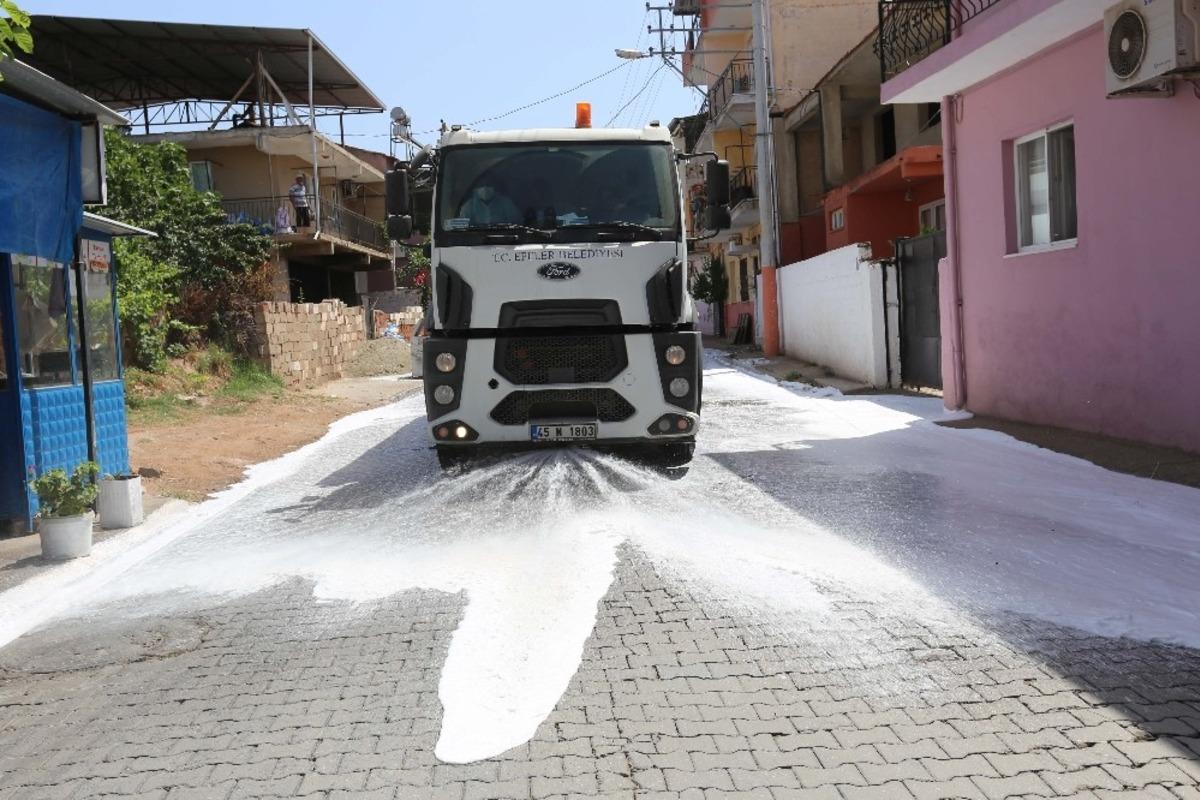 Efeler&rsquo;deki sokaklar ve kaldırımlar k&ouml;p&uuml;kl&uuml; suyla yıkanıyor