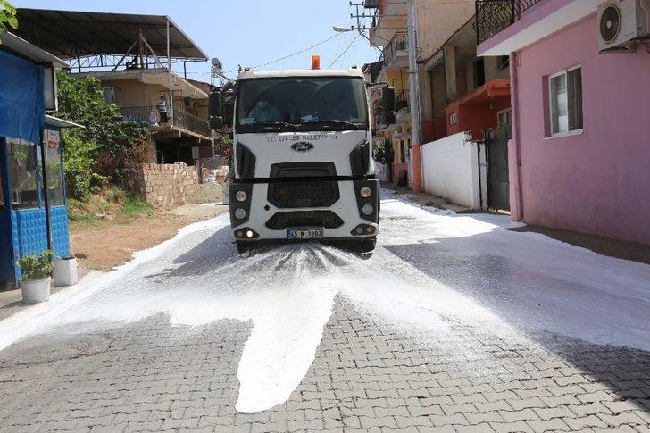 Efeler’deki sokaklar ve kaldırımlar köpüklü suyla yıkanıyor G1