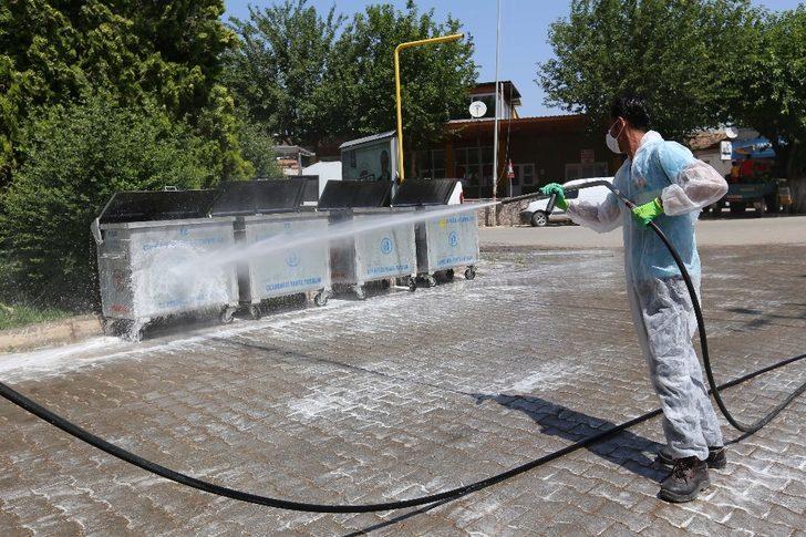 Efeler’deki sokaklar ve kaldırımlar köpüklü suyla yıkanıyor G2