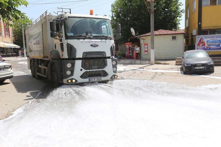 Efeler’deki sokaklar ve kaldırımlar köpüklü suyla yıkanıyor G3