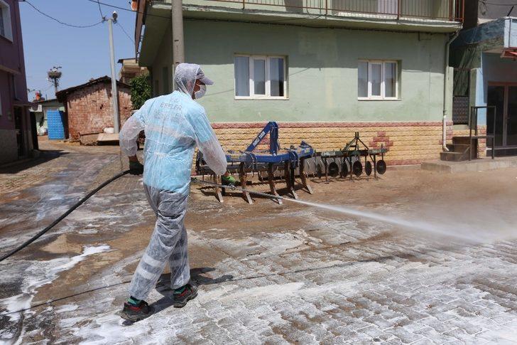 Efeler’deki sokaklar ve kaldırımlar köpüklü suyla yıkanıyor G4