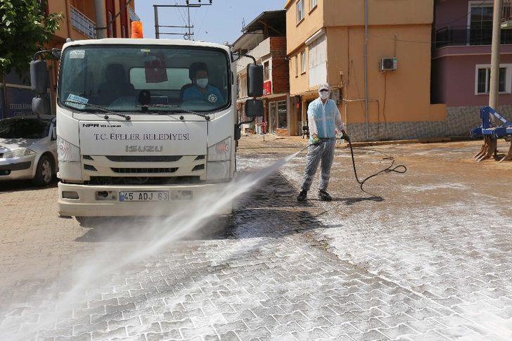 Efeler’deki sokaklar ve kaldırımlar köpüklü suyla yıkanıyor G5