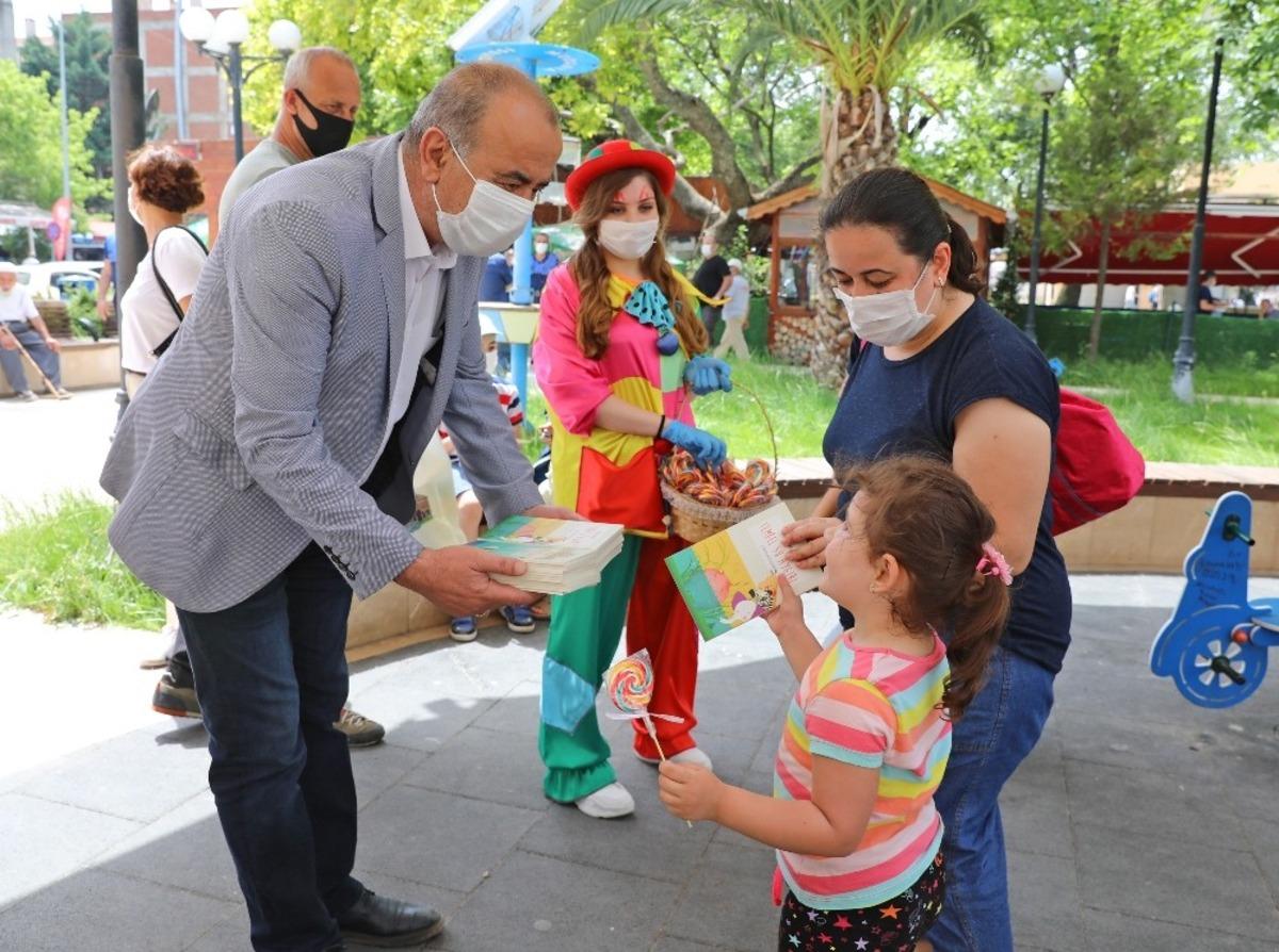 Başkan T&uuml;rkyılmaz&rsquo;dan &ccedil;ocuklara renkli s&uuml;rpriz