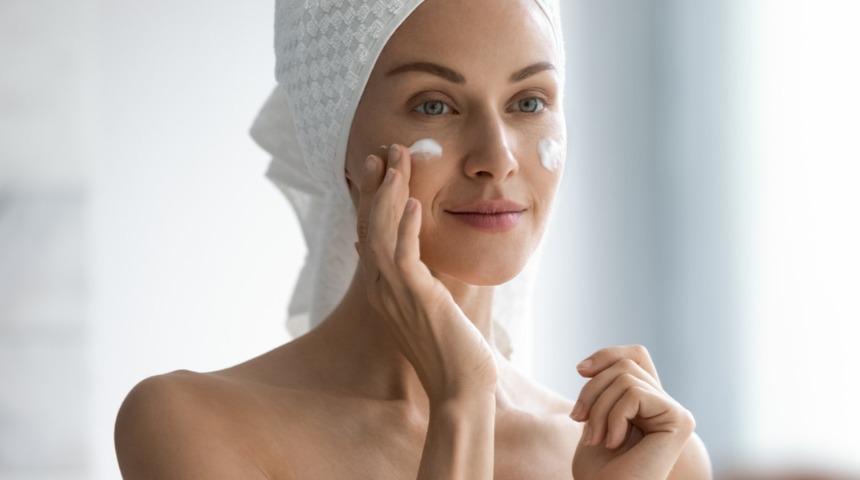 &Uuml;nl&uuml; mankenler de uyguluyor! İşte ışıltılı bir cilt i&ccedil;in dikkat etmeniz gerekenler...