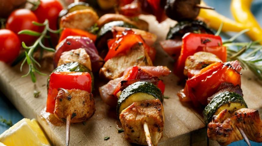 Herkesin kolayca hazırlayabileceği soslu tavuk şiş tarifi! Sırrı sosunda saklı...