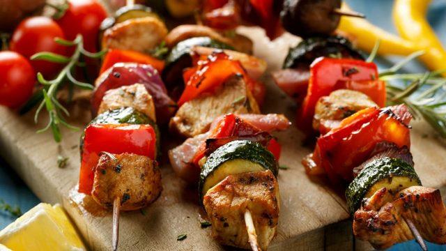 Herkesin kolayca hazırlayabileceği soslu tavuk şiş tarifi! Sırrı sosunda saklı...