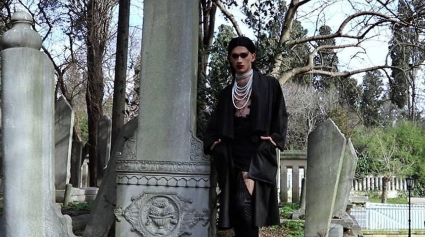 Karacaahmet Mezarlığı'nda klip &ccedil;ekmişlerdi! G&ouml;zaltına alındılar