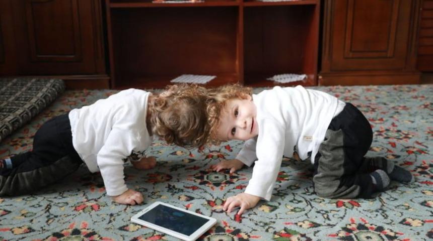 Cumhurbaşkanı Erdoğan, siyam ikizlerinin ailesiyle g&ouml;r&uuml;şt&uuml;