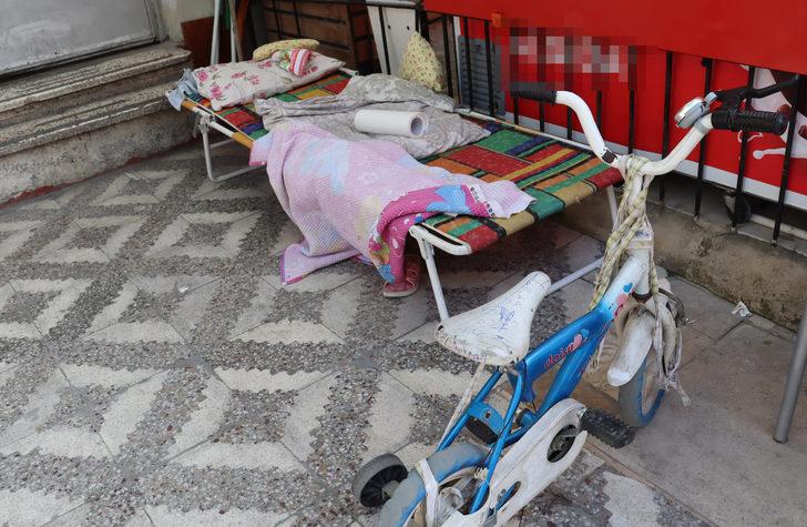 Uyuyan küçük çocuğu kanlar içinde buldular! Şaşkına çeviren olay G3