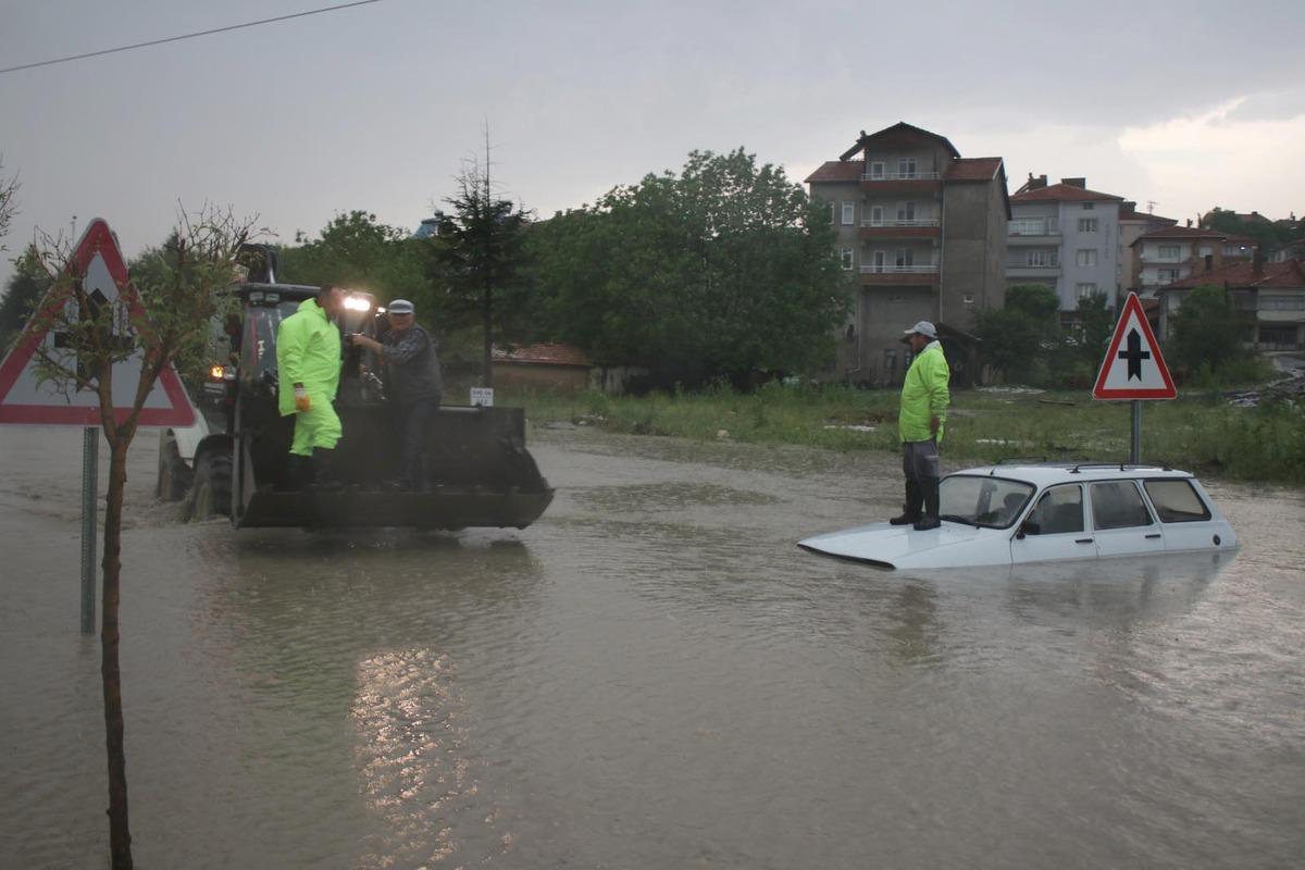 Dolu yağışı ve yağmur Domani&ccedil;'te yaşamı fel&ccedil; etti