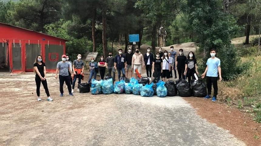 Sporcular ve antrenörler temiz çevre için çöp topladı
