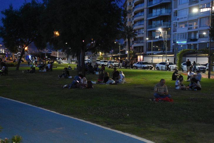 İzmir'de sosyal mesafeye yine uyulmadı G1