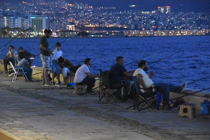 İzmir'de sosyal mesafeye yine uyulmadı G2