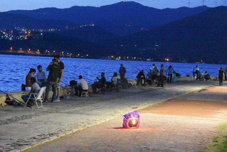İzmir'de sosyal mesafeye yine uyulmadı G3