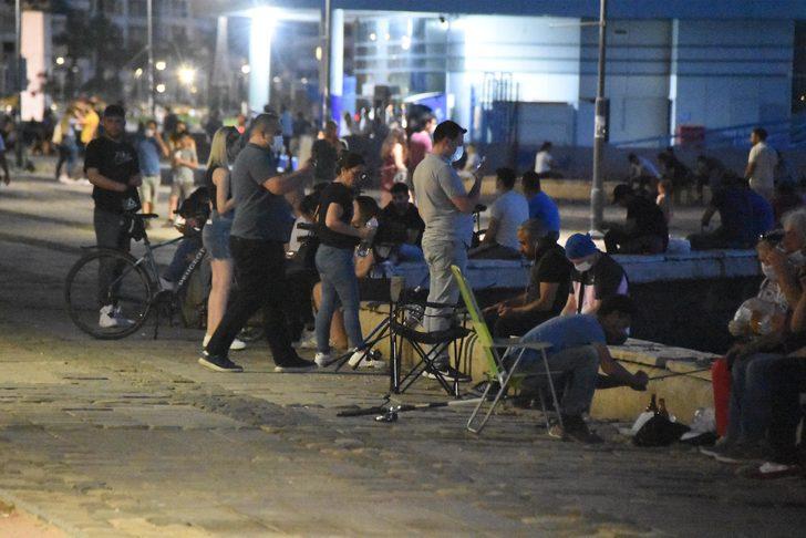İzmir'de sosyal mesafeye yine uyulmadı G4