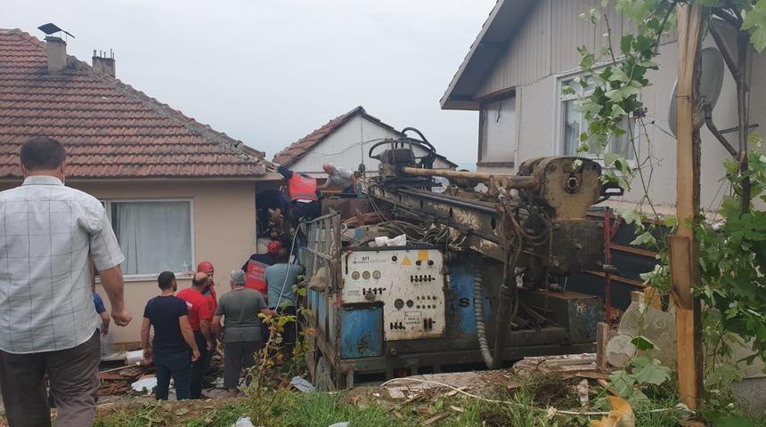 Freni patlayan kamyon eve girdi: 1 ölü, 2 yaralı  