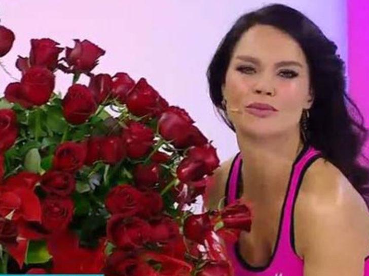 Ebru Şallı'ya canlı yayında gül sürprizi G1