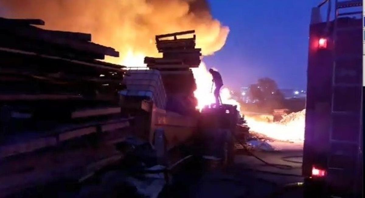 Kocaeli&rsquo;de palet deposu alev alev yandı