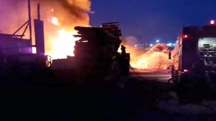Kocaeli’de palet deposu alev alev yandı G2
