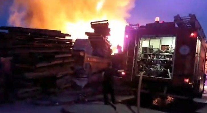 Kocaeli’de palet deposu alev alev yandı G3