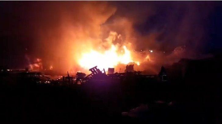 Kocaeli’de palet deposu alev alev yandı G4