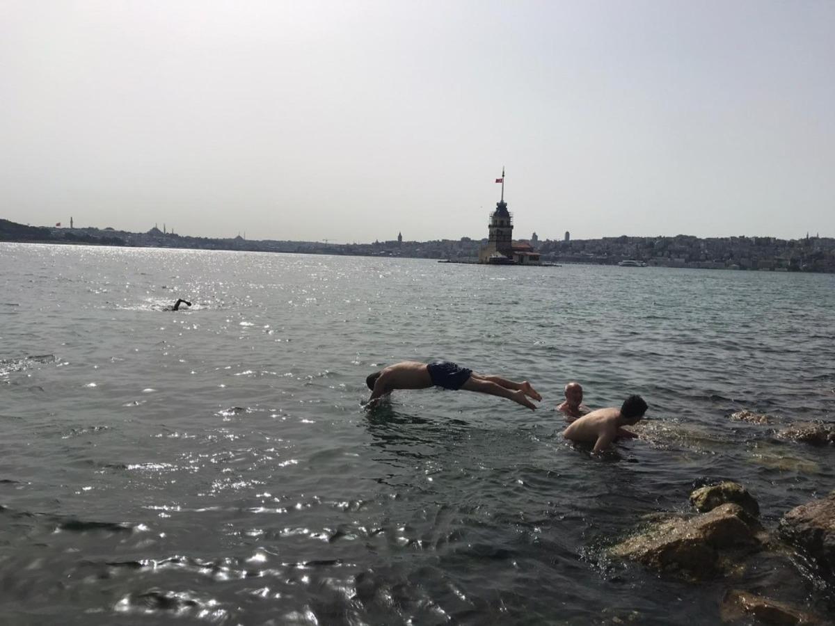 Bug&uuml;n İstanbul! Kız Kulesi&rsquo;ne karşı Boğaz&rsquo;da y&uuml;zd&uuml;ler