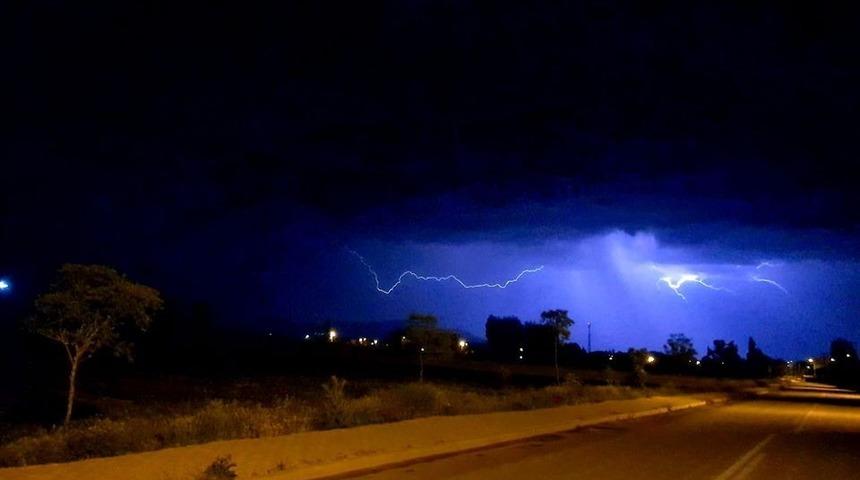 Aslanapa’da şimşekler geceyi aydınlattı