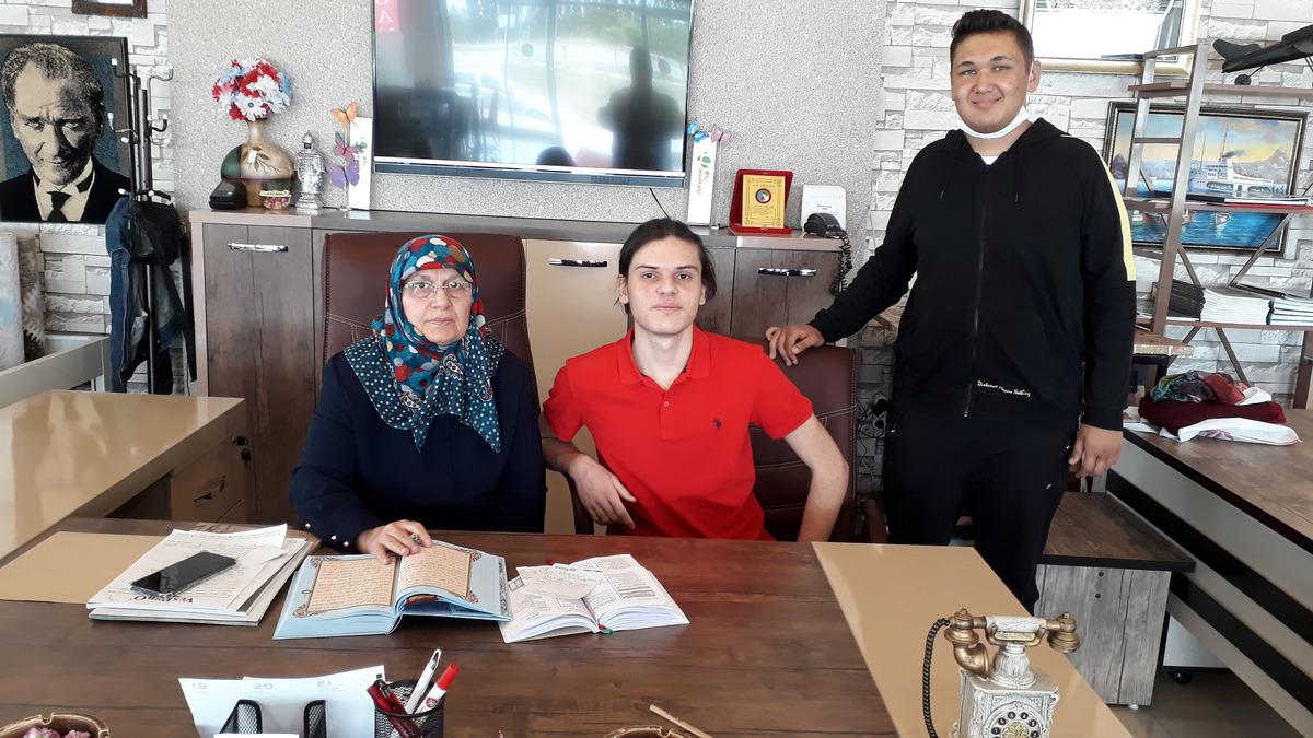 68 yaşındaki kadın torunlarıyla &uuml;niversite okuyor