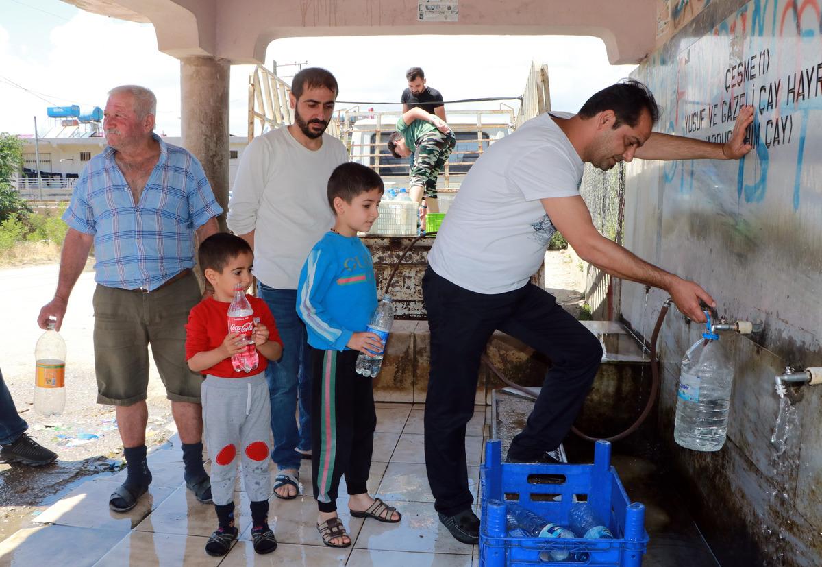 Şifalı olduğuna inandıkları suyu bidonlara doldurup evlerine taşıyorlar
