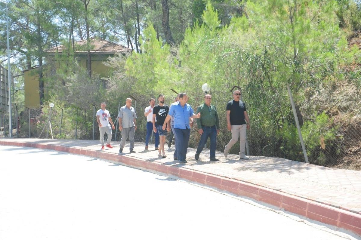 Vatandaşın ge&ccedil;meye korktuğu yol yeniden yapılıyor