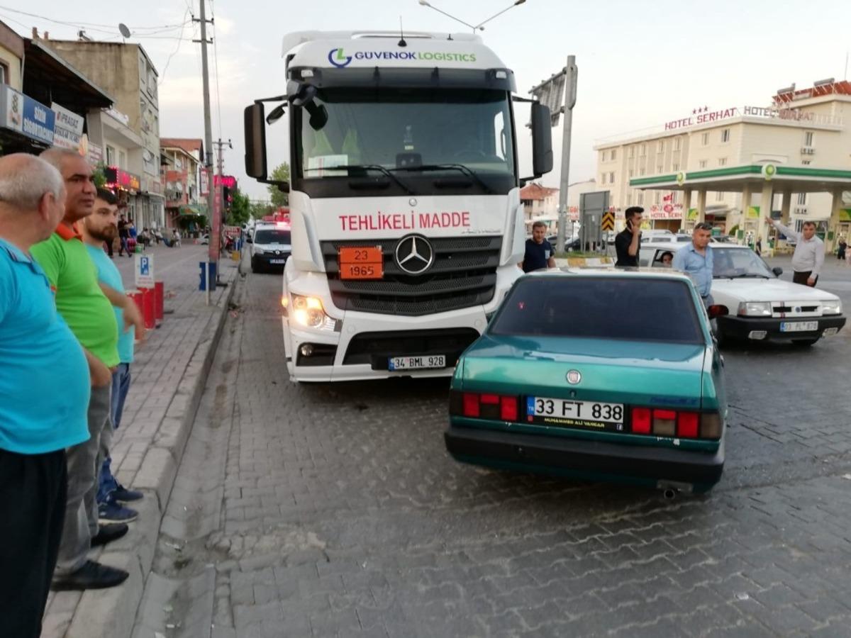 Tanker ile otomobil &ccedil;arpıştı