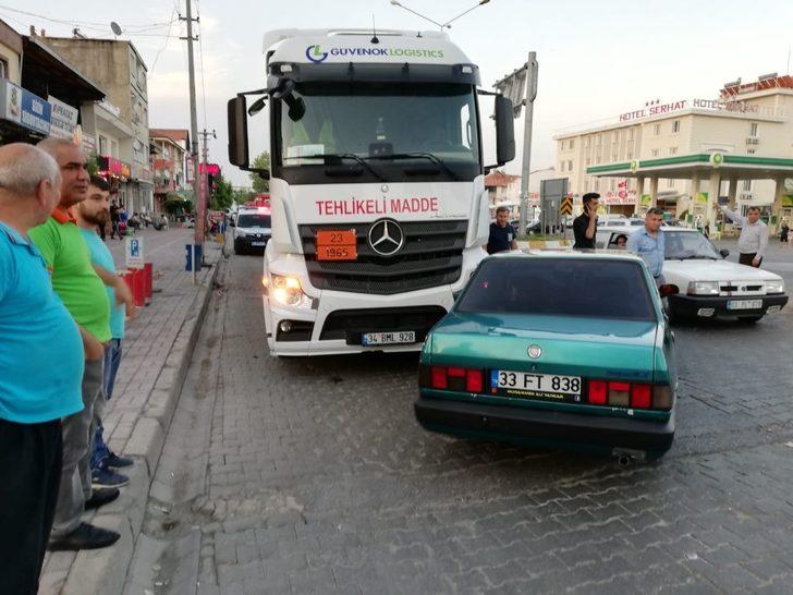 Tanker ile otomobil çarpıştı G1