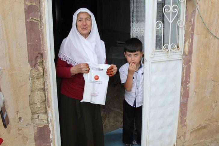 Cumhurbaşkanlığınca gönderilen hediye paketleri vatandaşlara ulaştırıldı G2