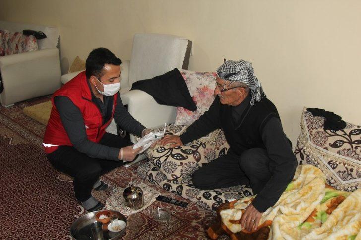 Cumhurbaşkanlığınca gönderilen hediye paketleri vatandaşlara ulaştırıldı G5