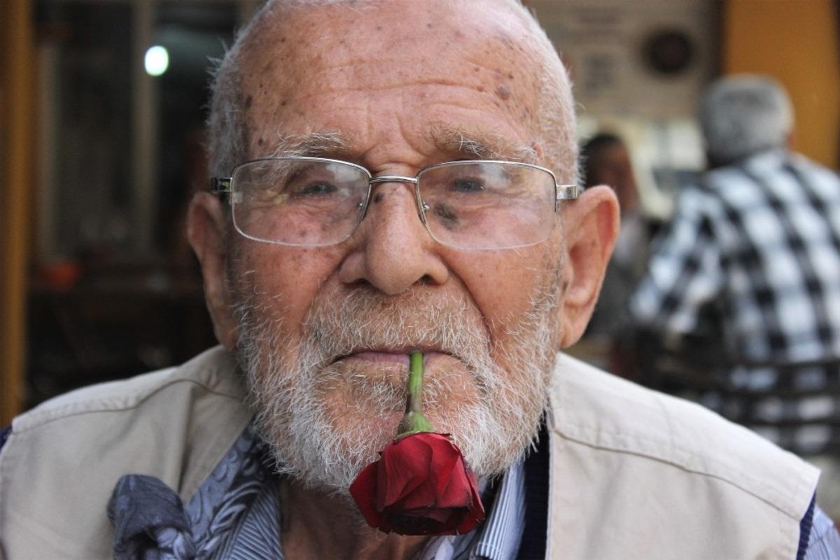 Bursalı 'G&uuml;l Dede!' 62 yıldır ağzından d&uuml;ş&uuml;rmediği g&uuml;lle koronavir&uuml;se meydan okuyor