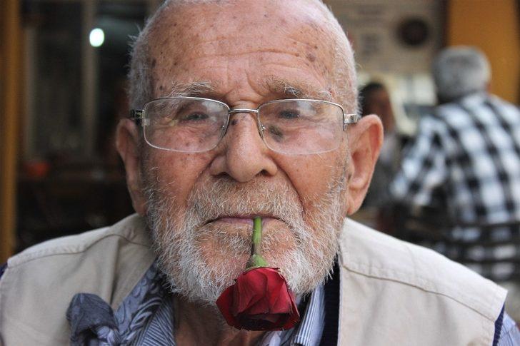 Bursalı 'Gül Dede!' 62 yıldır ağzından düşürmediği gülle koronavirüse meydan okuyor G1