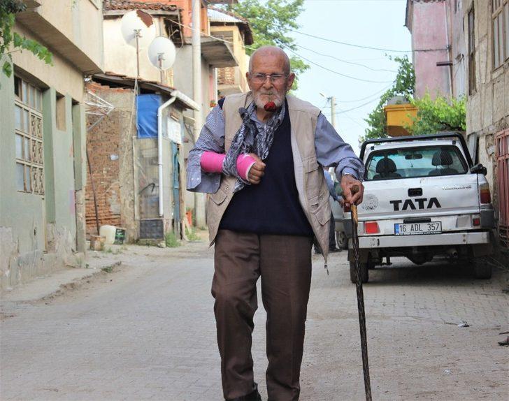 Bursalı 'Gül Dede!' 62 yıldır ağzından düşürmediği gülle koronavirüse meydan okuyor G2