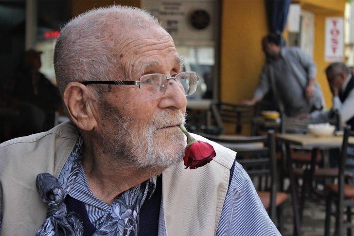 Bursalı 'Gül Dede!' 62 yıldır ağzından düşürmediği gülle koronavirüse meydan okuyor G4