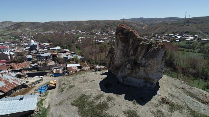 Dev kayadan kopan parçalar köylülerin korkulu rüyası oldu G2