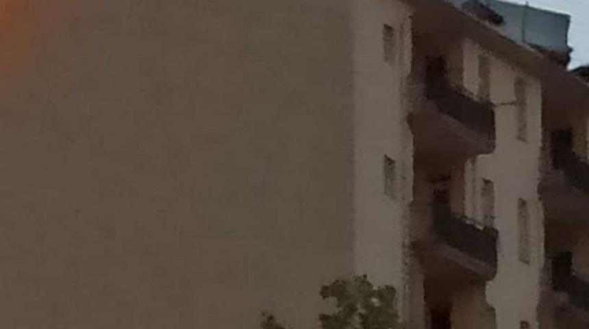 Fırtına emniyet &ccedil;atısına zarar verdi