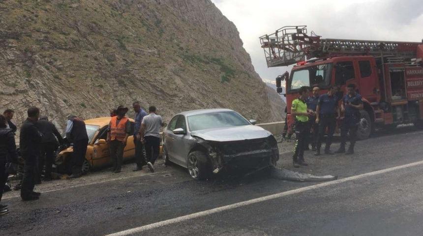 Hakkari&rsquo;de maddi hasarlı trafik kazası